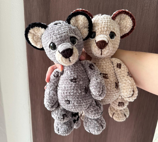 Cleo the cheetah & Suki the snow leopard Crochet Pattern